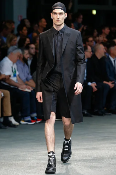 Look 10